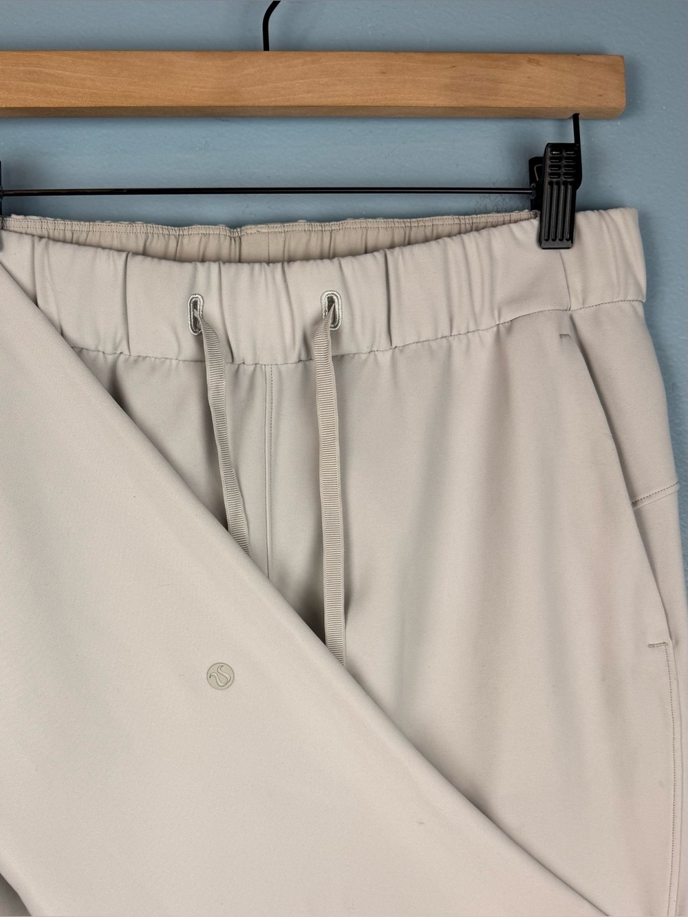 Lululemon On the Fly Pant Woven 7/8 Size 6 Cream Tan LW5BPMS